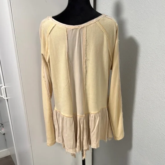 Gimmicks by BKE Cream Tunic with Ruffled Hem - Picture 4 of 5